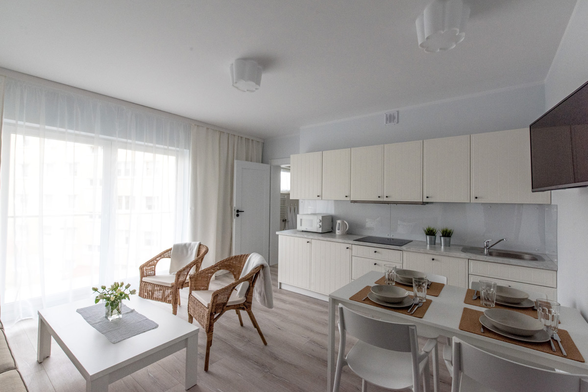 Apartament w Ustce - salon z aneksem kuchennym