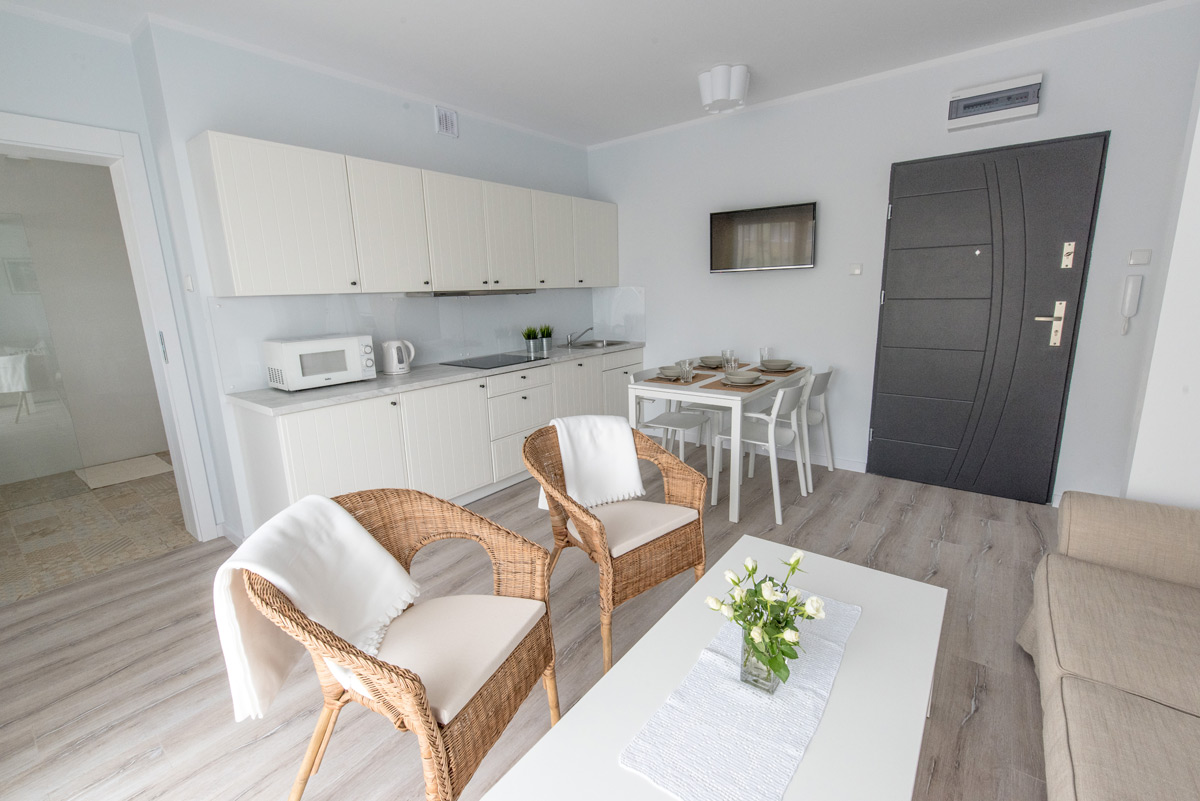 Apartament w Ustce - salon z aneksem kuchennym